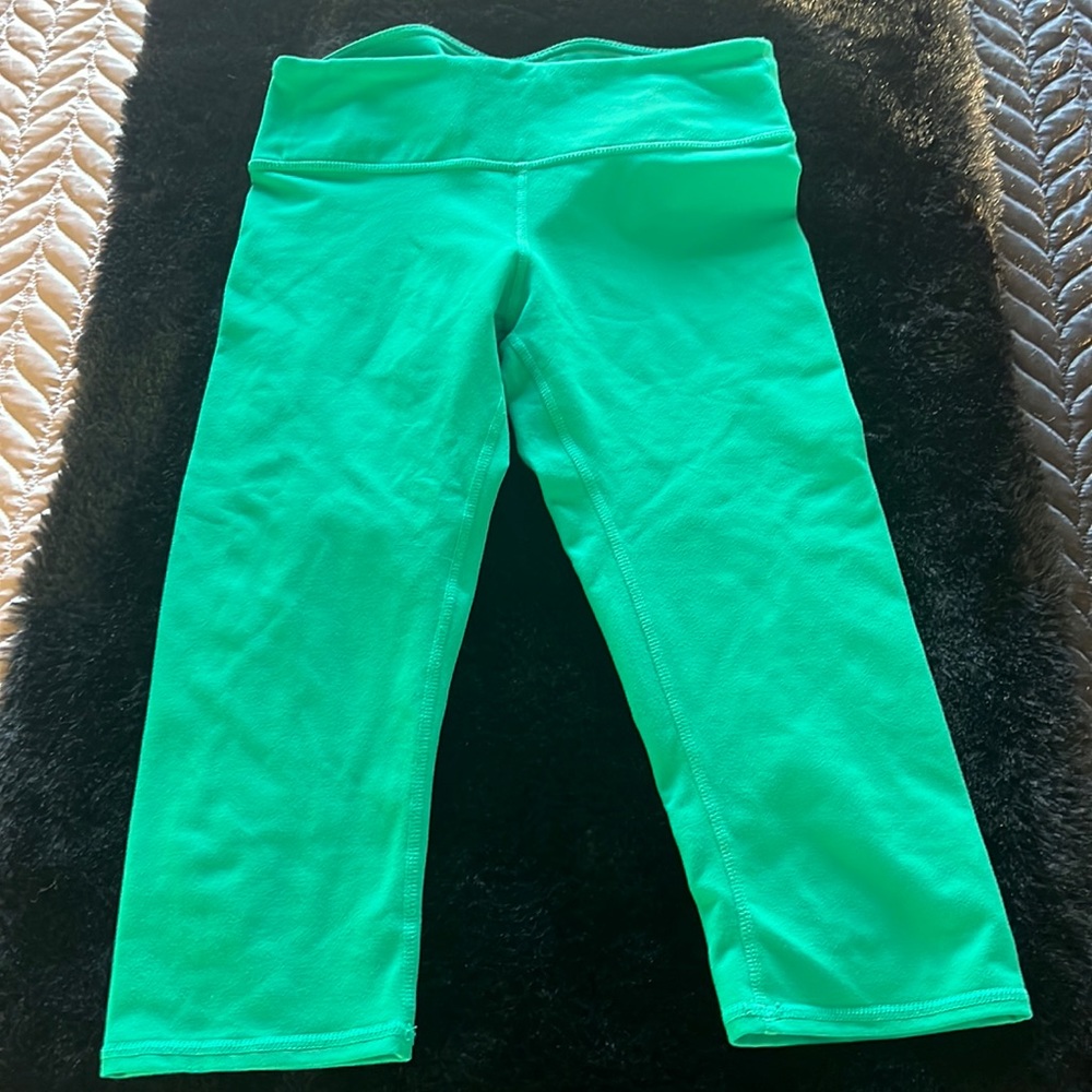 Fabletics XS green crop leggings